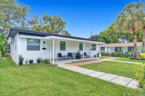 4th street 208 - 1BR Charming Duplex in Hallandale Beach with Living Room and Parking #1